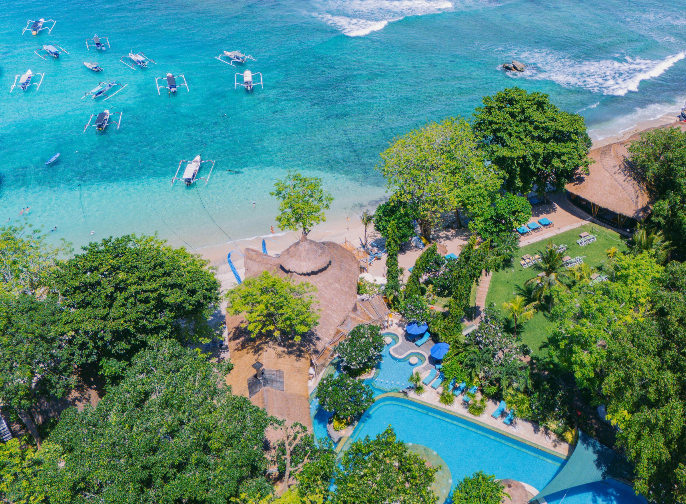 Guests enjoying the pontoon in Lembongan Bay